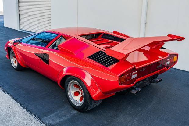 Фото: BRING A TRAILER/Автор — невідомий На аукціон виставили рідкісний автомобіль Lamborghini Countach. Фото