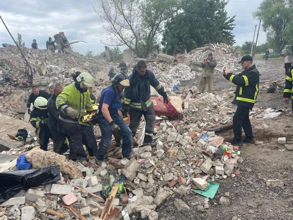 Спасатели обнаружили под завалами в Часовом Яру 30 жертв/Фото: ГСЧС