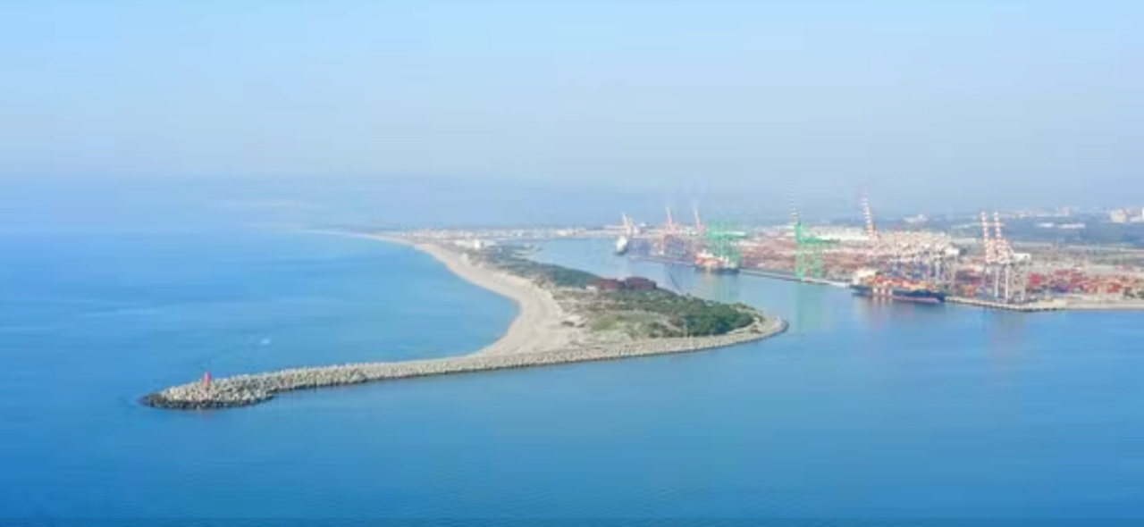 В Італії затримали судно, яке везло дрони до росії. Фото: EnvatoElements порт Джоя-Тауро
