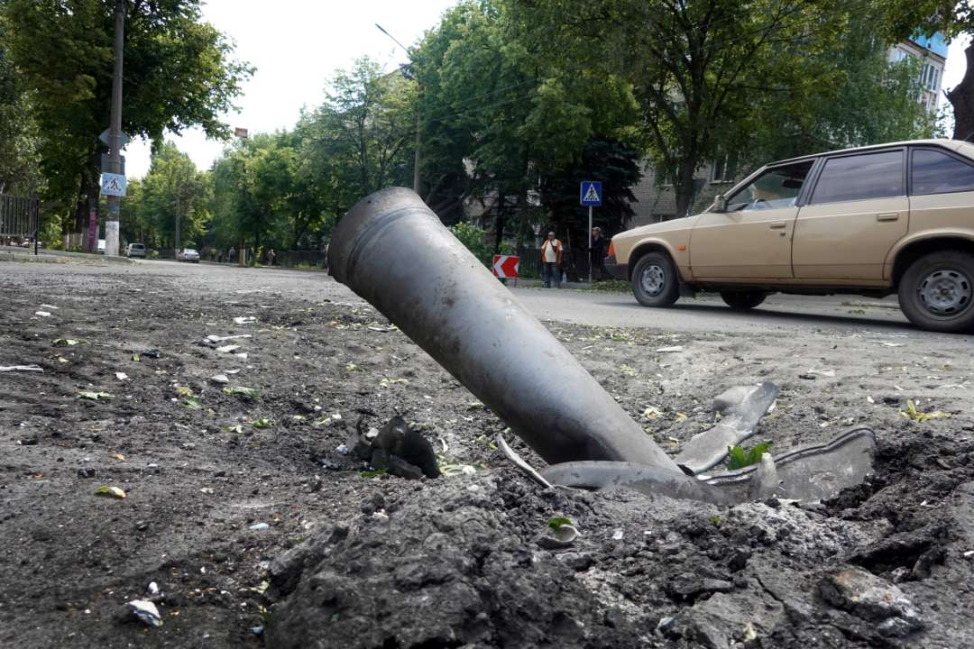 Розірваний снаряд посеред Бахмута