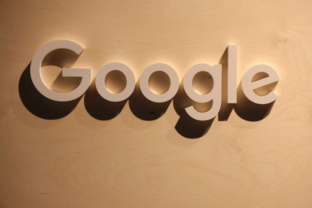 Google грозит штраф в 4,3 миллиарда евро/Фото: Sean Gallup/Getty Images Логотип Google на бежевом фоне