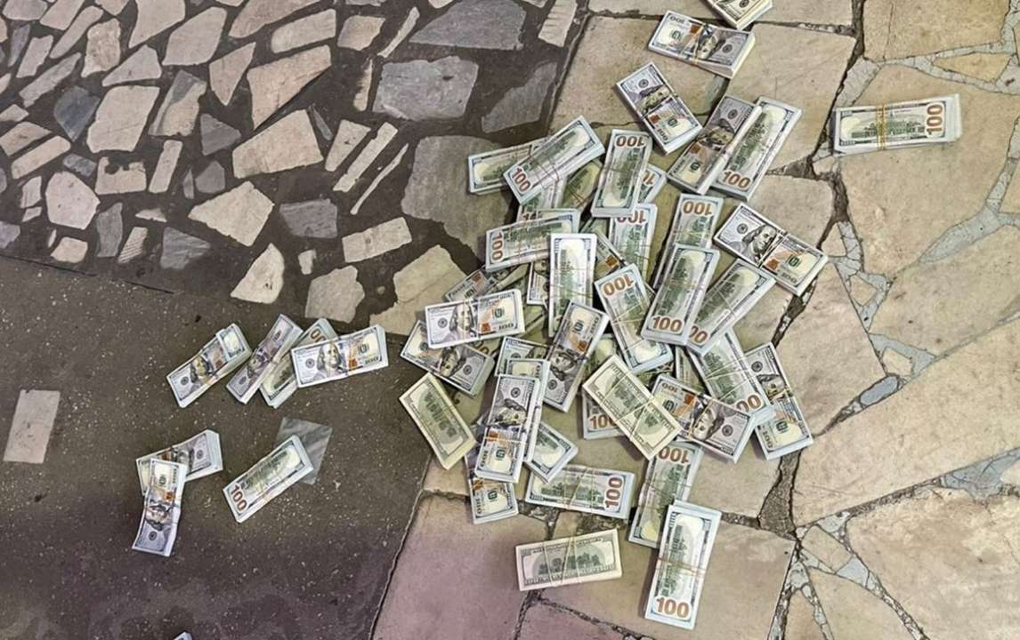 СБУ разоблачила дельцов, которые пытались завезти в Украину 37 млн грн/Фото: СБУ Хотели вывезти за границу 37 миллионов в чемоданах: СБУ задержала преступников
