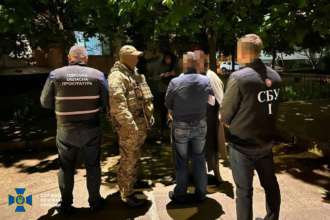 СБУ затримали депутата Одеської облради та його дружину, які організували рейдерське захоплення землі біля моря/Фото: СБУ Хотіли привласнити нерухомість біля моря на десятки мільйонів: СБУ затримала депутата і його дружину