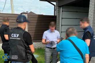 Кіберфахівці Служби безпеки України спільно з ДБР продовжують системну роботу з викриття колишніх високопосадовців Держгеокадастру на розкраданні сільськогосподарських земель державної власності Кіберфахівці Служби безпеки України спільно з ДБР продовжують системну роботу з викриття колишніх високопосадовців Держгеокадастру на розкраданні сільськогосподарських земель державної власності