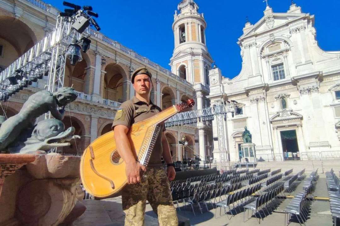 Хит Metallica на военный лад: воин ВСУ сыграл легендарную мелодию на бандуре. Видео