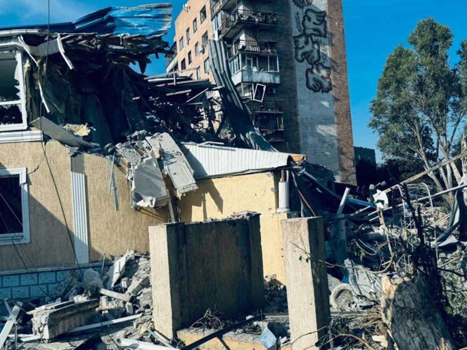У Сумах на місці ворожого удару співробітники ДСНС врятували трьох людей У Сумах на місці ворожого удару співробітники ДСНС врятували трьох людей