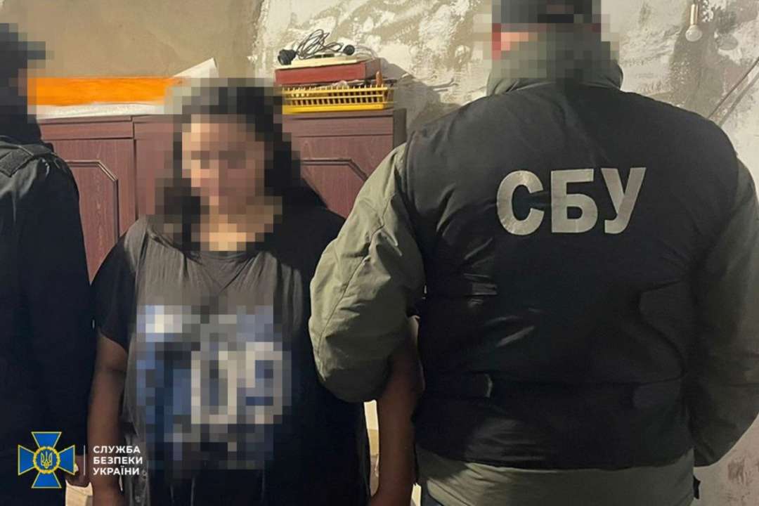 Правоохоронці затримали групу паліїв, які виконували завдання рф / Фото: t.me/SBUkr Правоохоронці затримали групу паліїв, які виконували завдання рф / Фото: t.me/SBUkr
