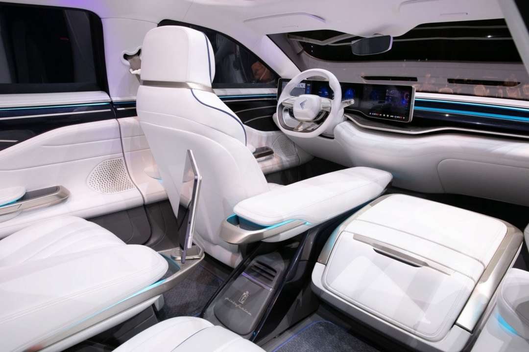 Альтернатива Tesla: крупнейший производитель электроники в мире представил три электромобиля
