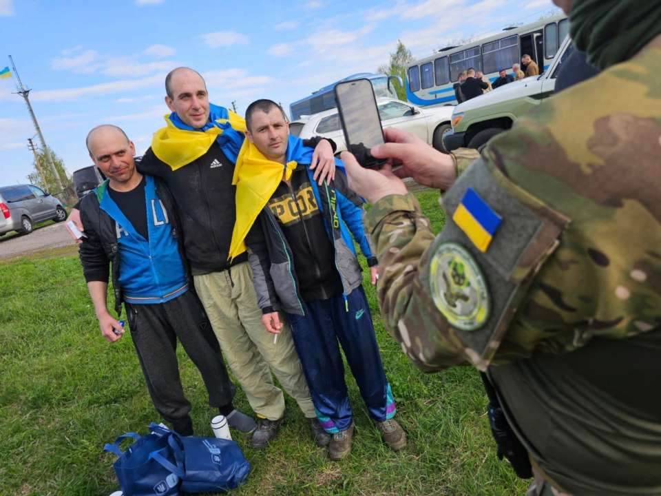 СБУ показала ексклюзивні кадри сьогоднішнього обміну полоненими