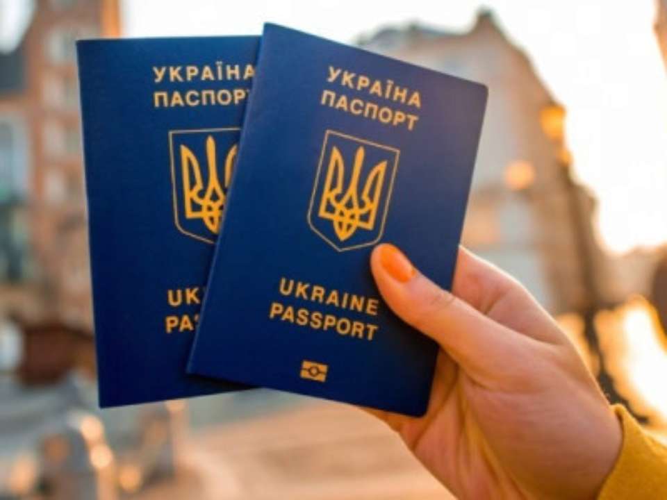 За что украинцев будут лишать гражданства: детали законопроекта Зеленского