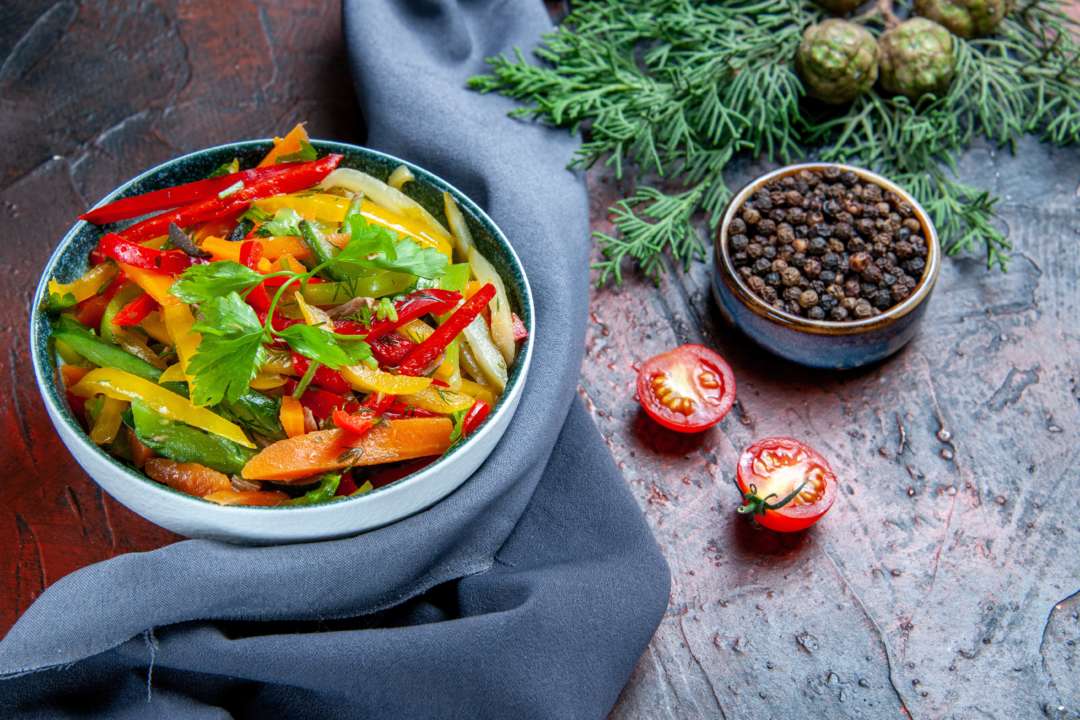 Блюдо на осень: рецепт теплого салата с баклажанами и фетой / Фото: Freepik Блюдо на осень: рецепт теплого салата с баклажанами и фетой