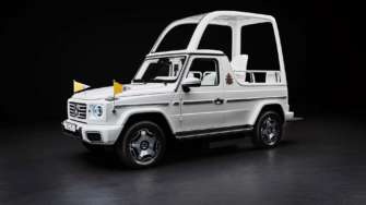 Mercedes выпустила новый папамобиль/Фото: Mercedes У Папы Римского теперь новый электрический папамобиль от Mercedes