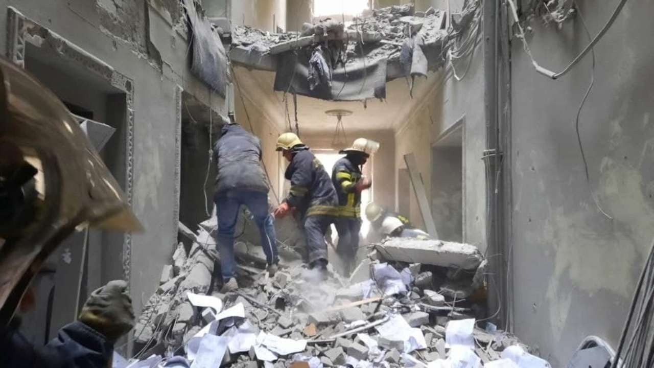 Фото: ДСНС України Харків обстрілювали всю ніч: є загиблі, знищено будівлю ОДА (фото, відео)