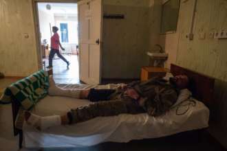Окупанти стріляють собі в ногу, щоб вижити/Фото: Getty Images Окупанти стріляють собі в ногу, щоб вижити/Фото: Getty Images