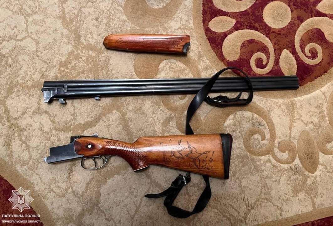 В Тернополе мужчина открыл огонь из ружья на балконе 9 этажа/Фото: Патрульная полиция В Тернополе мужчина открыл огонь из ружья на балконе 9 этажа/Фото: Патрульная полиция