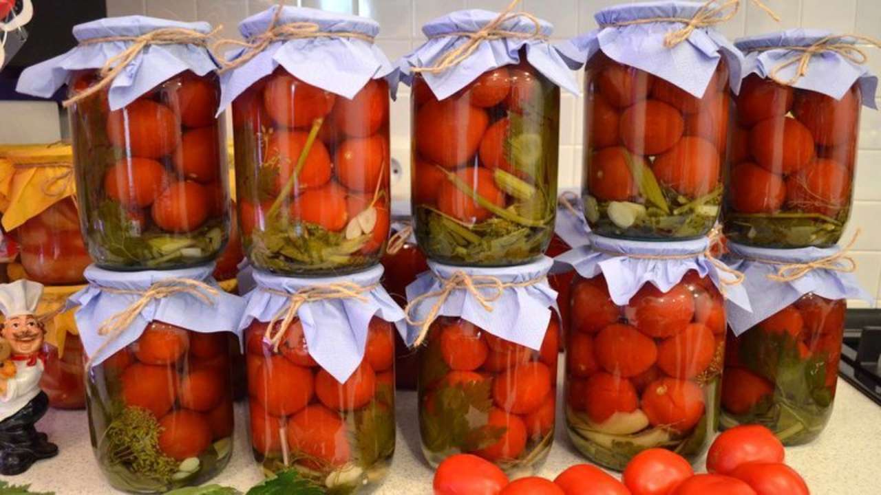Рецепт консервированных фаршированных помидоров/Фото: Pinterest Помидоры