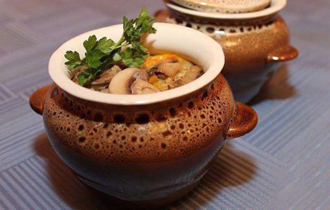 Вкусное гуцульское блюдо: готовим грибы с брынзой в горшочке