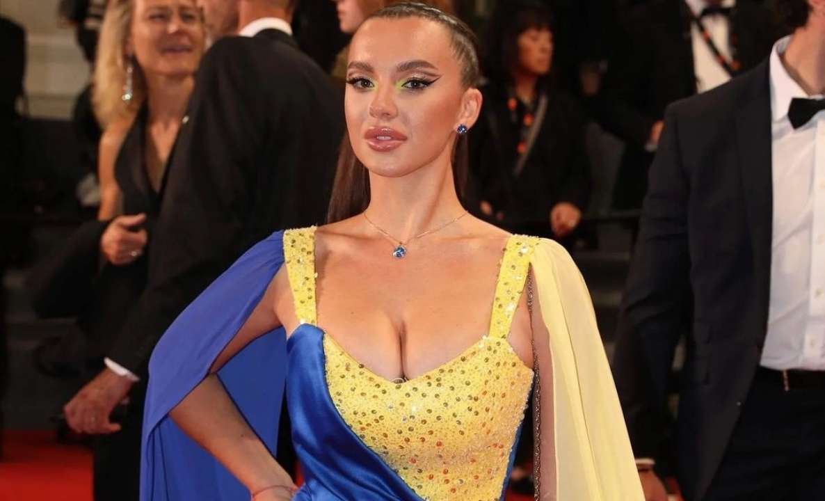 Украинская блогерша облилась "кровью" на Каннском фестивале/Фото: natalia.kanyk/instagram Украинская блогерша на Каннском кинофестивале устроила акцию протеста с "кровью". Видео
