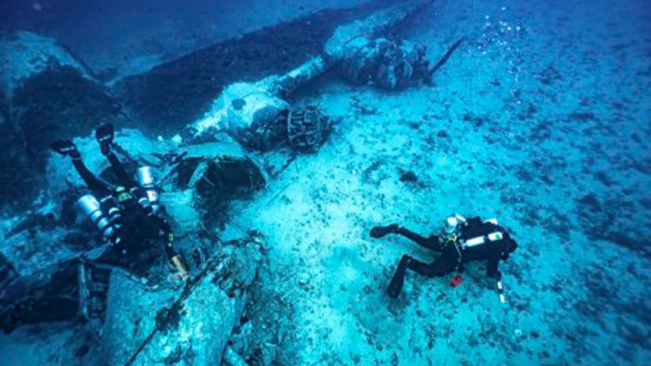 Останки літака на дні моря
