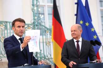 Макрон приніс мапу на прес-конференцію, щоб наочно показати, що Україні потрібно дозволити бомбити росію/Фото: gettyimages Макрон наочно показав, чому Україні потрібно дозволити бити західною зброєю по території рф