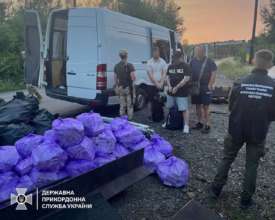 Уклонистов вместе с контрабандой он "зашил" в стенку микроавтобуса/Фото: ГПСУ Уклонистов вместе с сигаретами "зашили" в стенку буса: пограничники разоблачили нелегальную схему