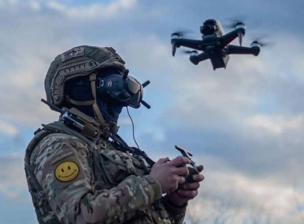 Оператор БПЛА в очках виртуальной реальности/Фото: telegram Оператор БПЛА в очках виртуальной реальности