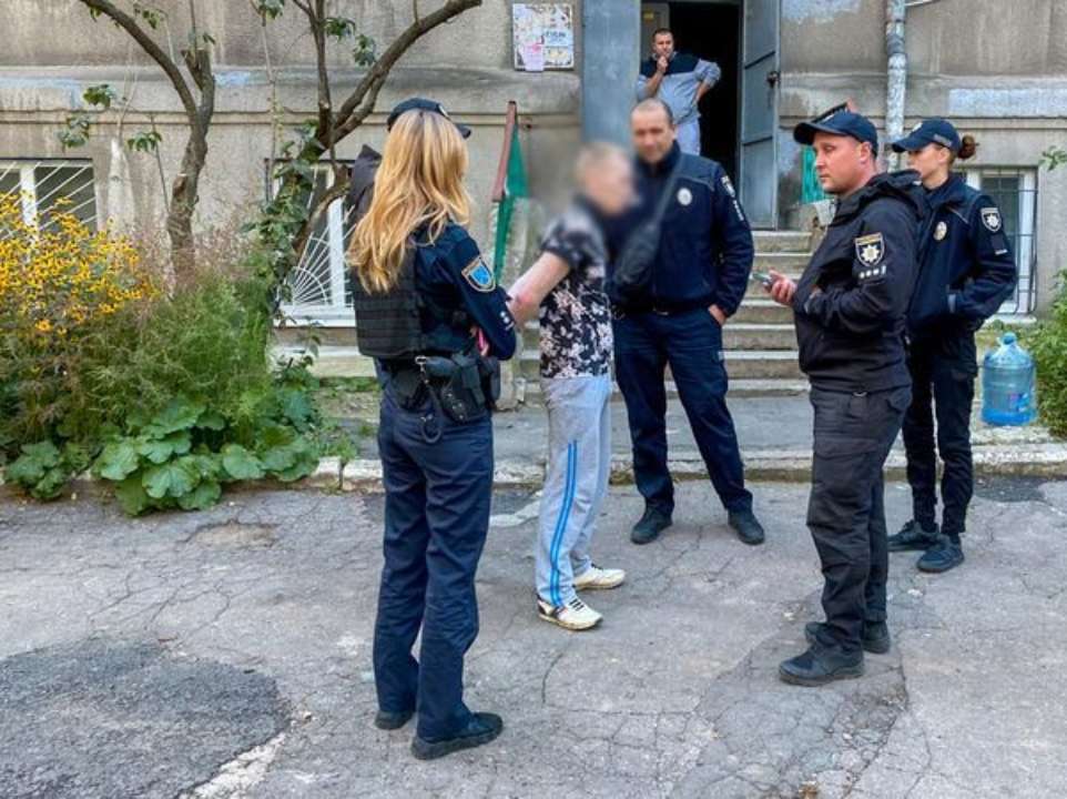 dp.informator.ua Прятался в туалете. Мужчина в Днепре пытался скрыться от полиции на угнанном Audi