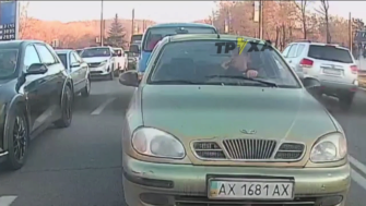 В Харькове мужчина брился за рулем/Фото: скриншот из видео Daewoo Lanos