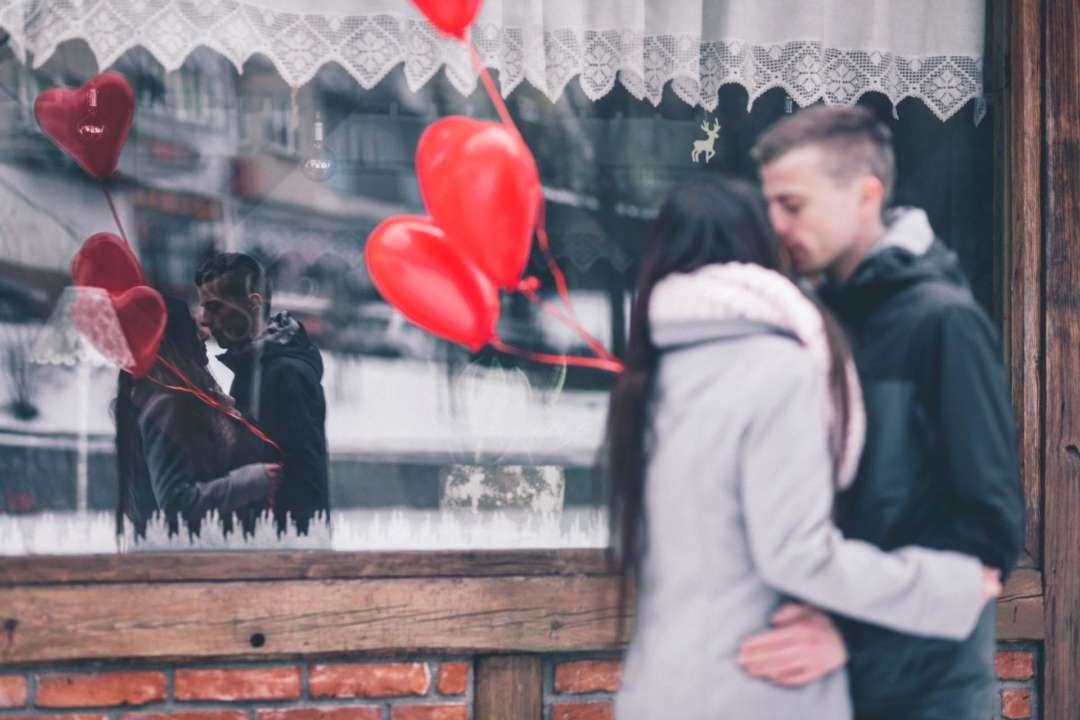 Куди сходити на День Святого Валентина у Києві. Фото: Unsplash/Автор- freestocks Ідеї де відсвяткувати День усіх закоханих у Києві