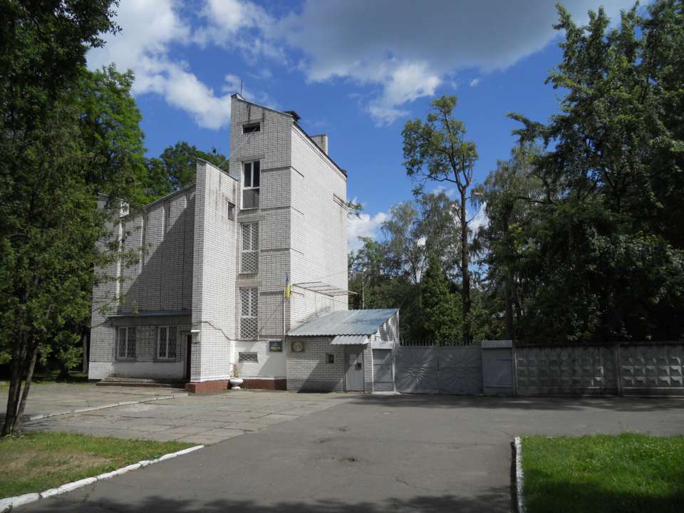 Бойовики рф завдали удару по Пущі-Водиці. Фото: Департамент соціальної політики Обстріл інтернату в Пущі-Водиці