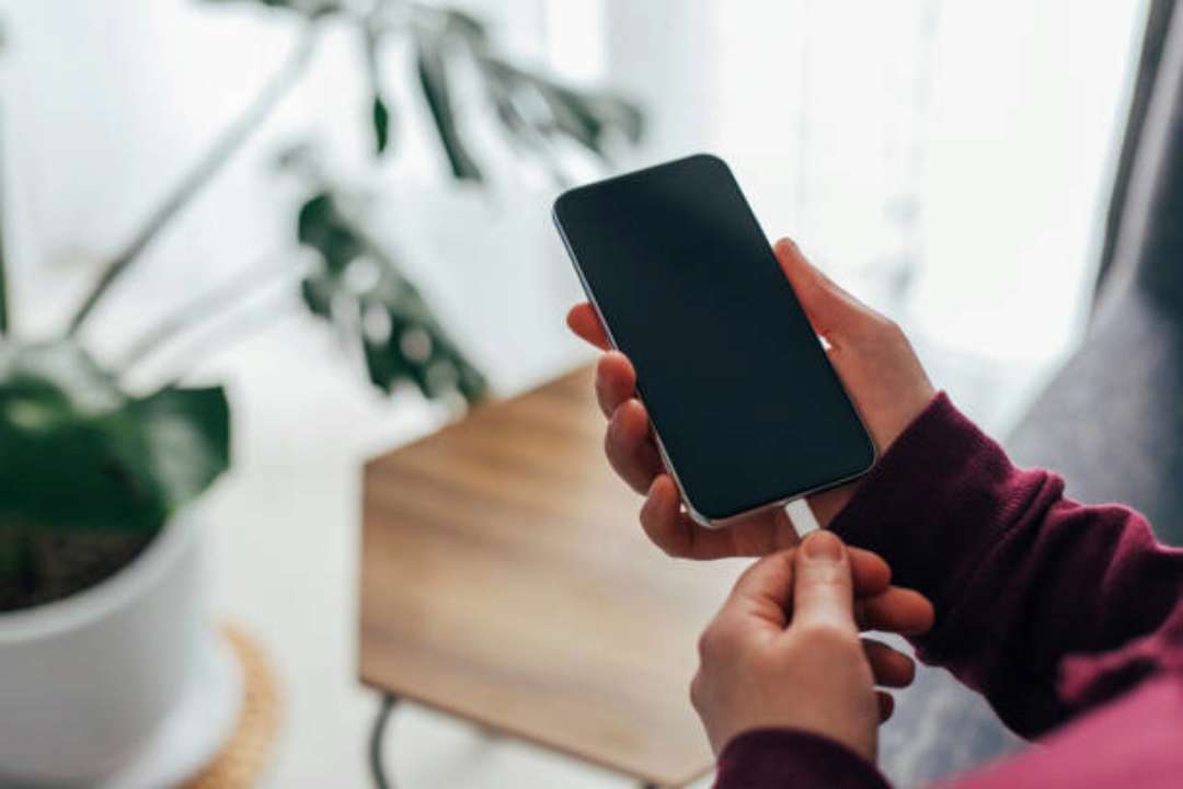 Фото з https://unsplash.com/ Як зрозуміти, що батарея смартфона відпрацювала свій термін і потребує заміни