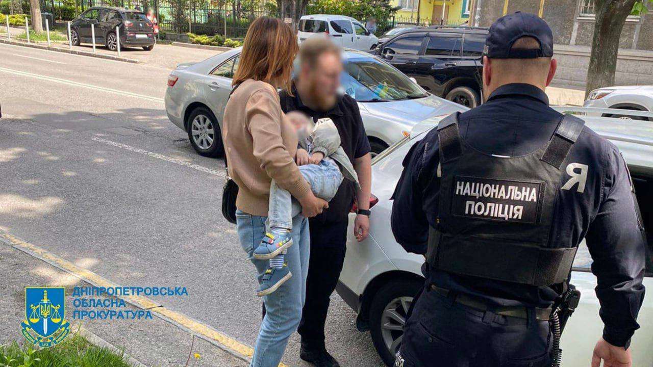 Оценила сына в миллион гривен: в Днепре задержали женщину, пытавшуюся продать двухлетнего ребенка
