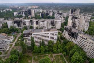 Терехов анонсировал конкурс на восстановление одного из самых пострадавших районов Харькова / Фото: John Moore/Getty Images Терехов анонсировал конкурс на восстановление одного из самых пострадавших районов Харькова / Фото: John Moore/Getty Images