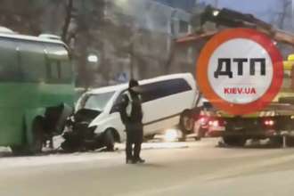 Поліція встановлює обставини та наявність жертв ДТП (Джерело: скріншот з відео) ДТП у Києві