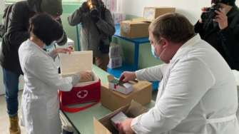 Ним став лікар з ковідного відділення Черкаської обласної лікарні (Джерело: Oleksandr Skichko (Facebook)) Вакцина