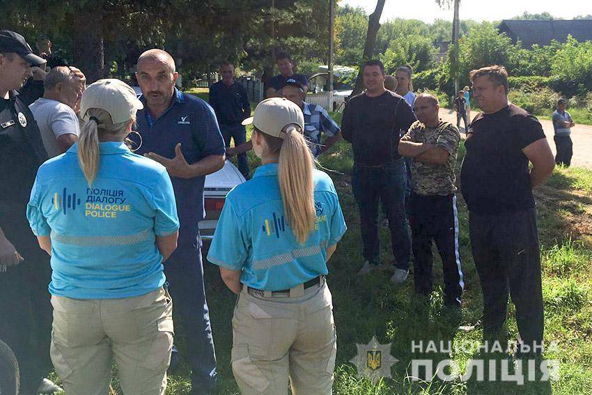 Фото: Нацполиция В Хмельницкой области жители села решили собственноручно снести новую вышку связи