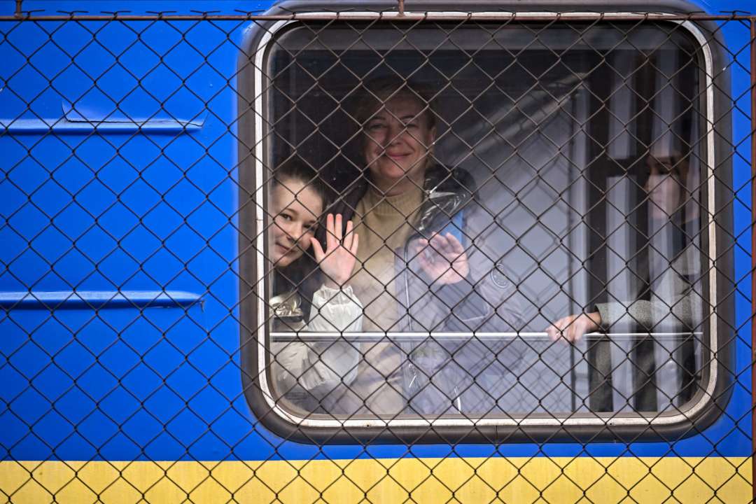 Росіяни заблокували евакуаційні поїзди з Донеччини/Фото: Jeff J Mitchell/Getty Images Окупанти авіаударом зруйнували залізничну колію