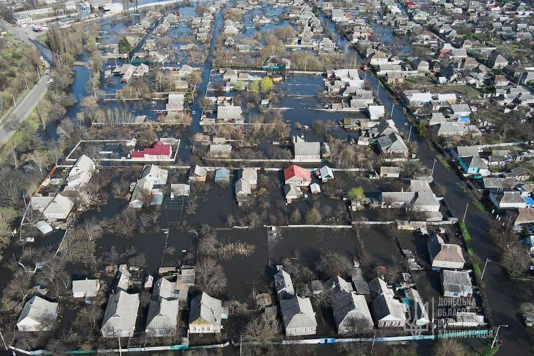 С самого утра на месте работают спасатели, полиция, муниципальные службы