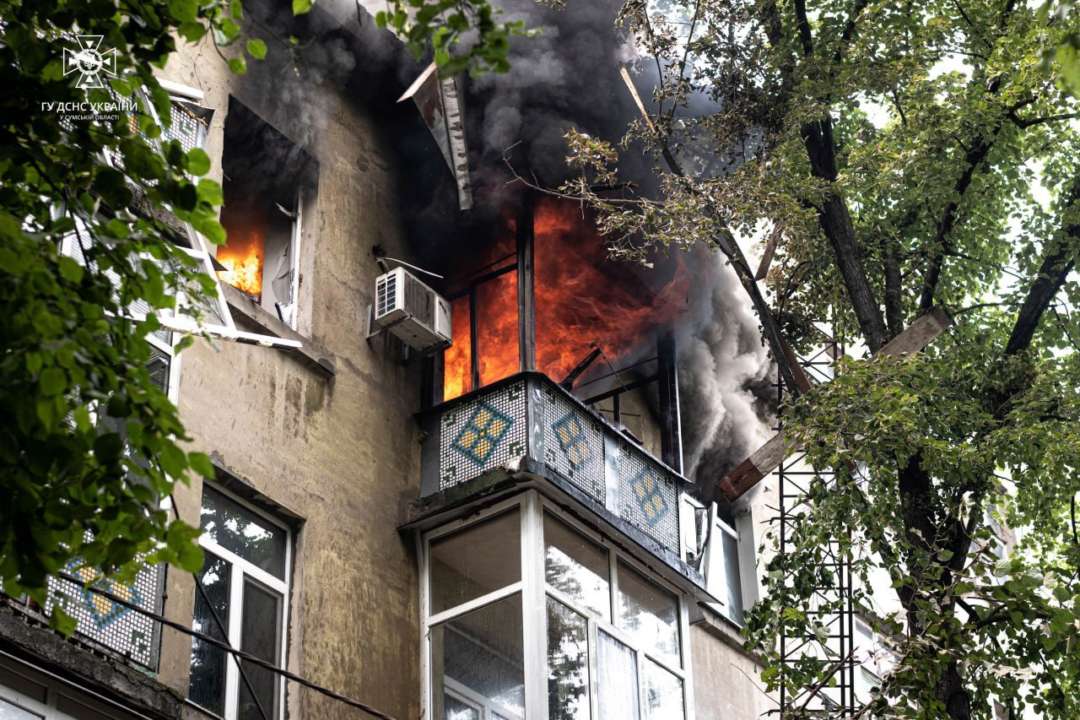 У ДСНС ліквідовують наслідки ворожої атаки / Фото: ДСНС У Сумах продовжують ліквідовувати наслідки ворожої атаки. Відео