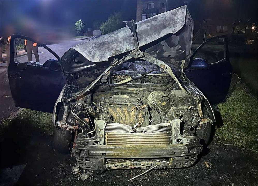 Отомстили оппоненту: двое мужчин сожгли автомобиль в Борисполе