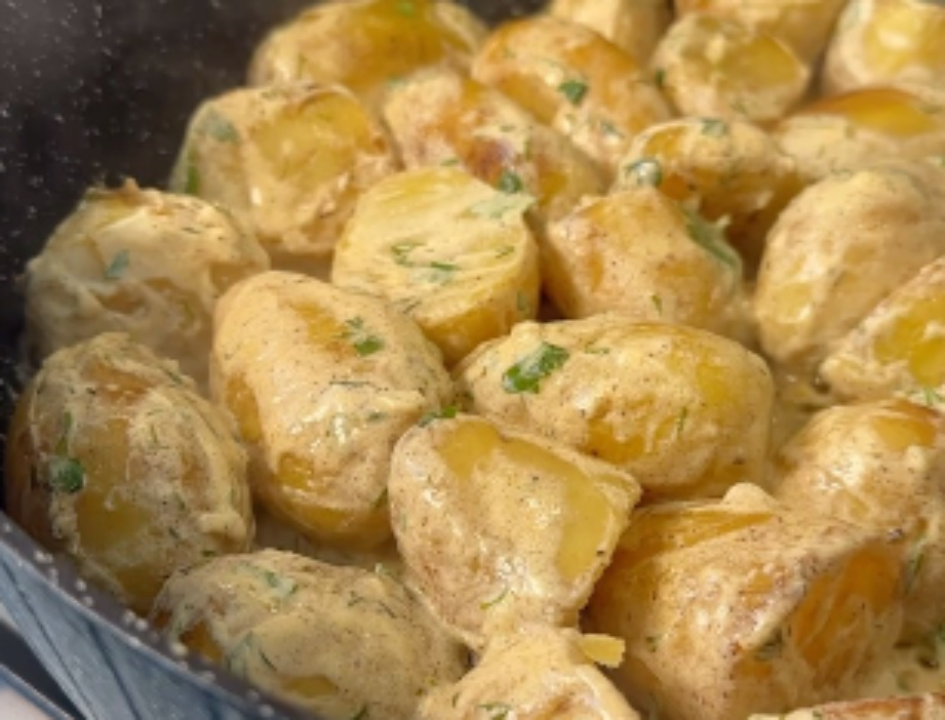 Молодой картофель в сметанном соусе/Фото: скрин Самый вкусный рецепт молодого картофеля в сметанном соусе