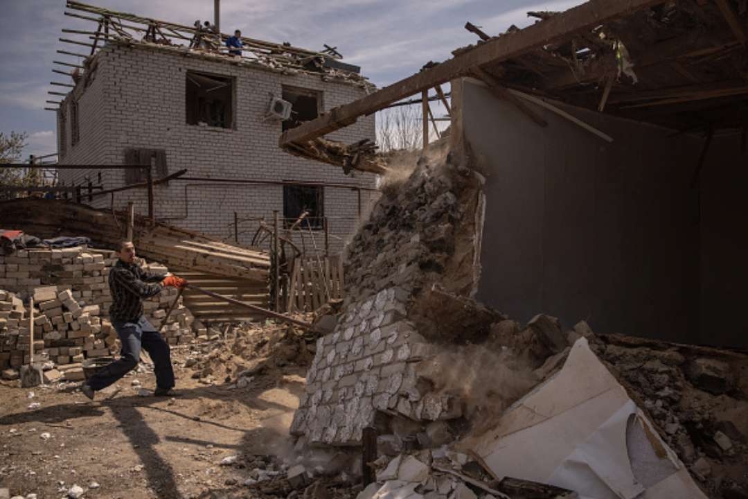 Куди звертатися, якщо ваше житло постраждало від обстрілів/Фото: Getty Images Куди звертатися, якщо ваше житло постраждало від обстрілів: інформація для жителів Запоріжжя