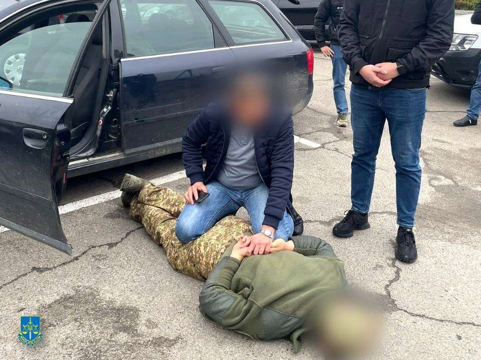 На Львівщині затримали військового, який переправляв ухилянта/Фото: Спецпрокуратура Західного регіону На Львівщині затримали військового, який переправляв ухилянта/Фото: Спецпрокуратура Західного регіону