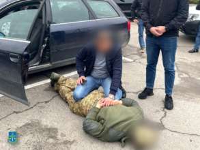 Во Львовской области задержали военного, который переправлял уклониста/Фото: Спецпрокуратура Западного региона Во Львовской области задержали военного, который переправлял уклониста/Фото: Спецпрокуратура Западного региона