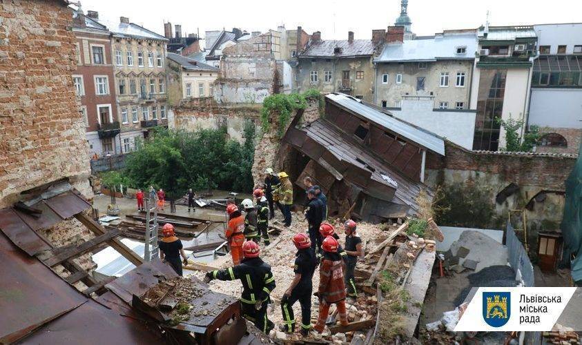 Фото: Львівська міськрада У Львові обвалилася стіна двоповерхового флігеля