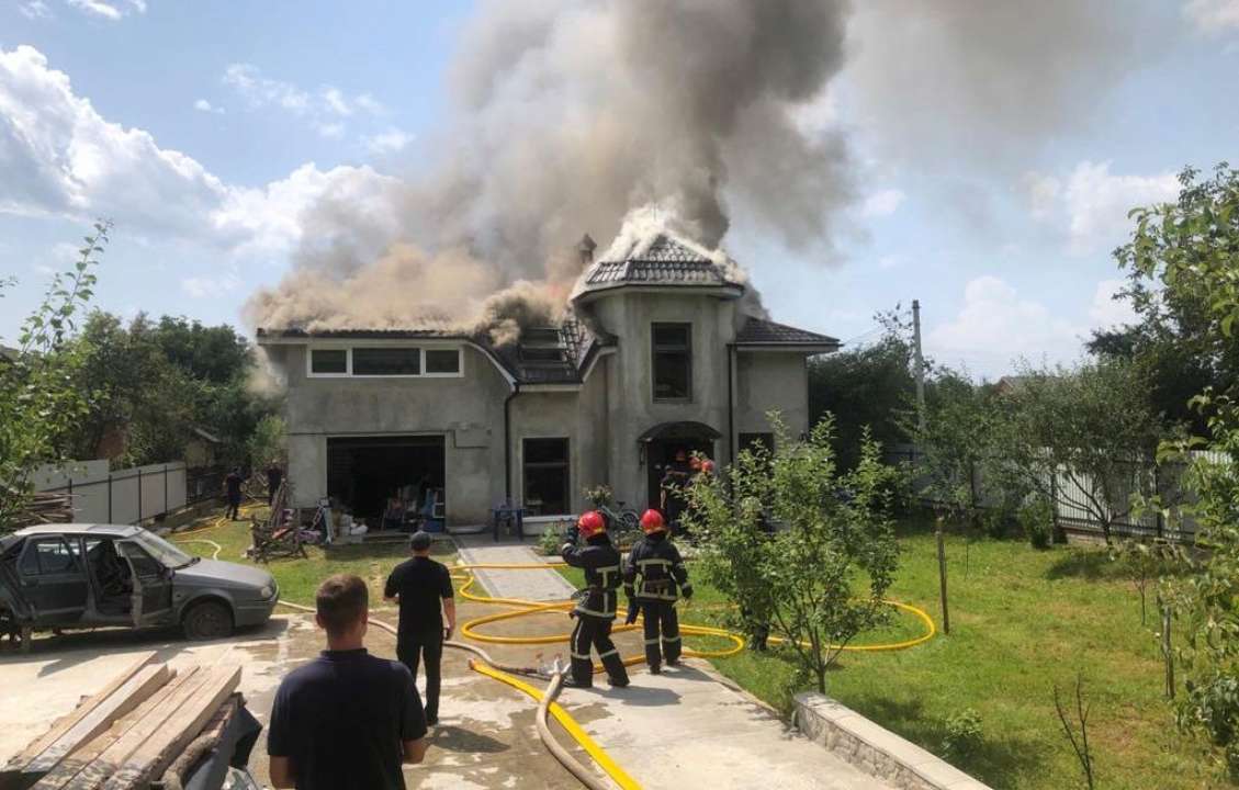 Самолет упал на дом