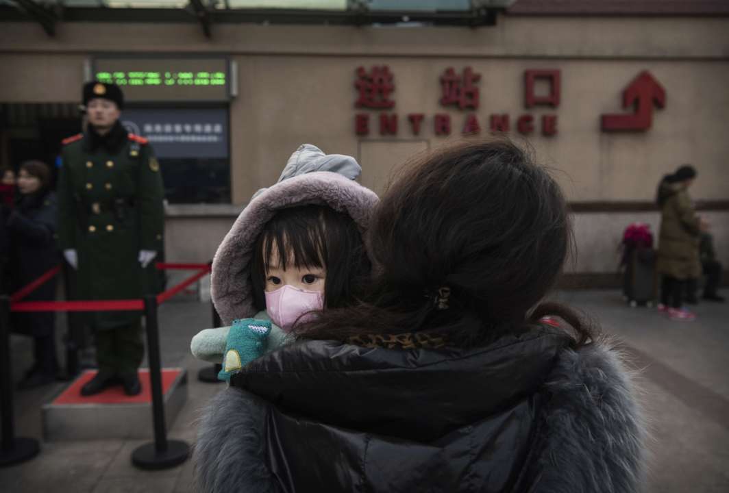 Фото: Kevin Frayer/Getty images Covid-19 в світі: Україна у десятці країн-лідерів за захворюваністю