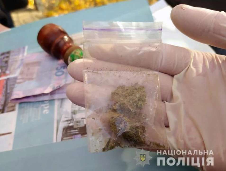 Психотропні таблетки та наркотики. На Волині упіймали чоловіка, який продавав заборонені речовини