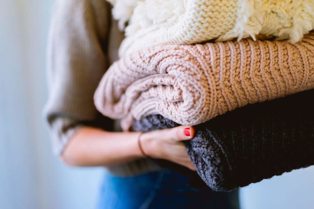 Як прати в'язаний одяг, щоб він не втратив форму/Фото: Unsplash Як прати в'язаний одяг, щоб він не втратив форму/Фото: Unsplash