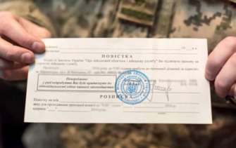 Могут ли сотрудники коммунальных служб выдавать повестки / Фото: thepage.ua Повестка